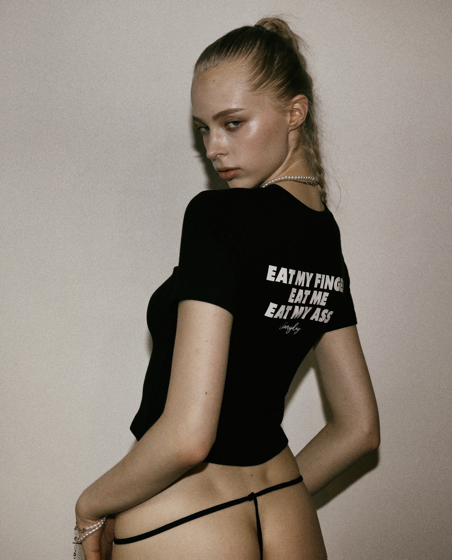 [w-tee24-056] Eat Me 修身 T 恤 - 黑色